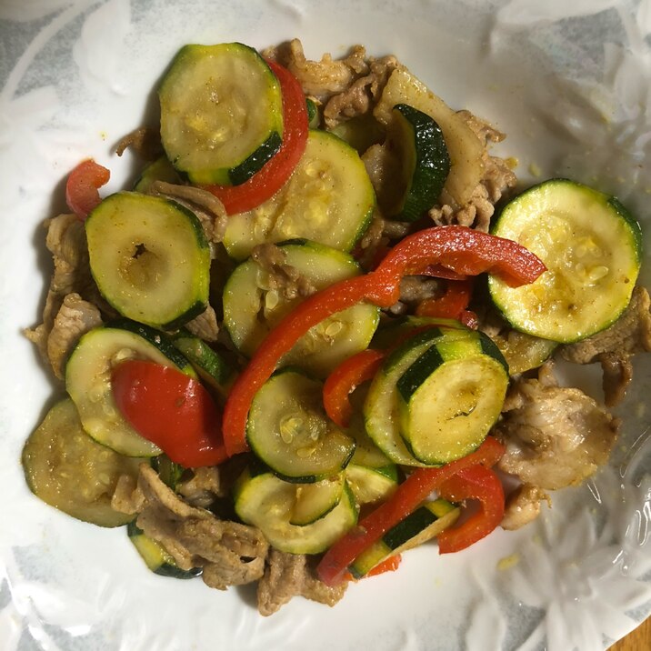 ズッキーニと豚肉とパプリカのカレー風味炒め⭐